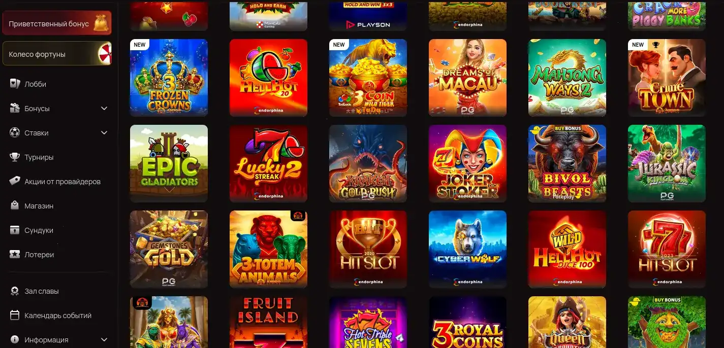 Стол с игровыми картами и чашкой казино в Lobby